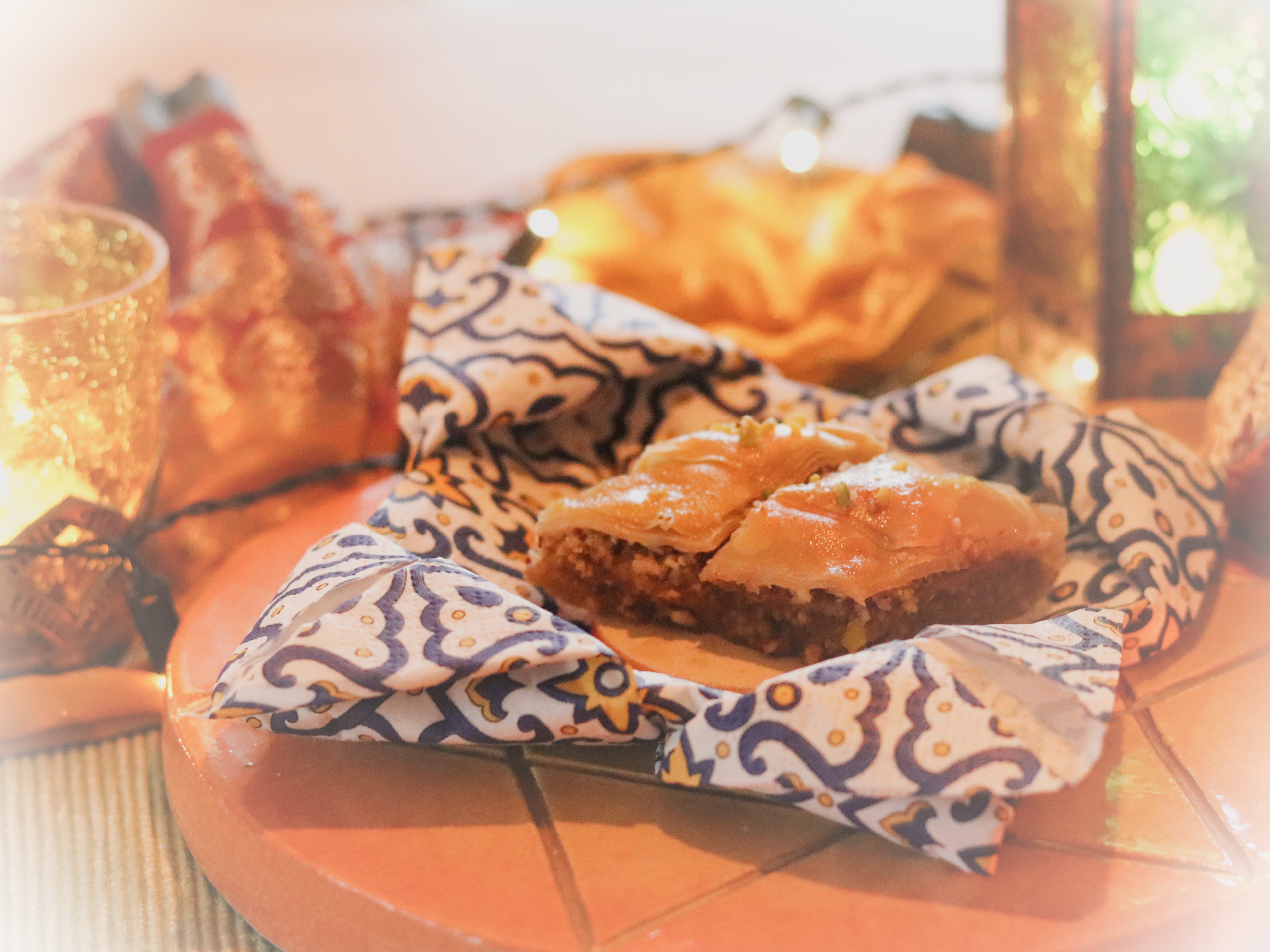 Baklava mit orientalischer Dekoration