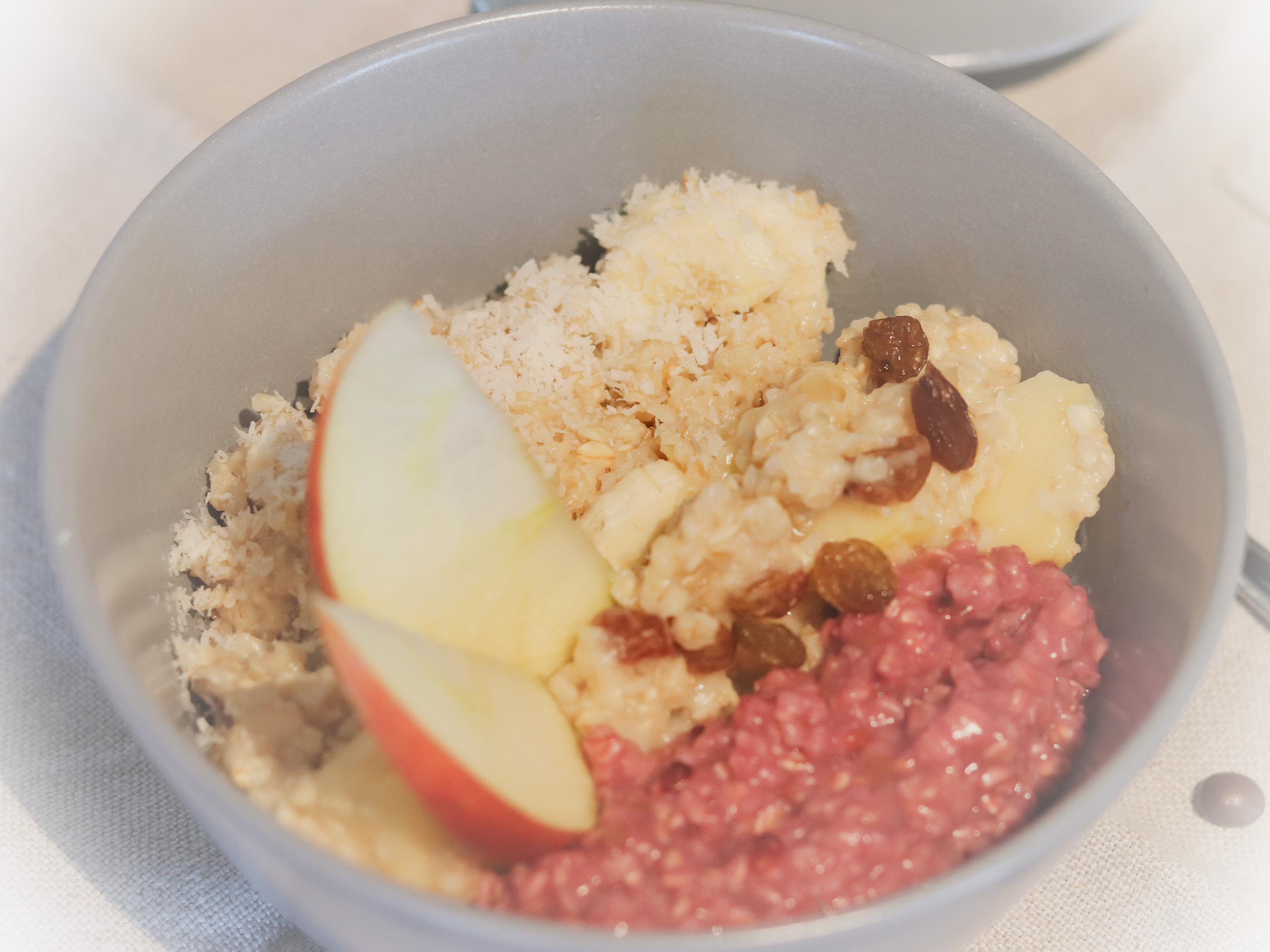 Porridge mit Apfel, Banana und Waldbeeren