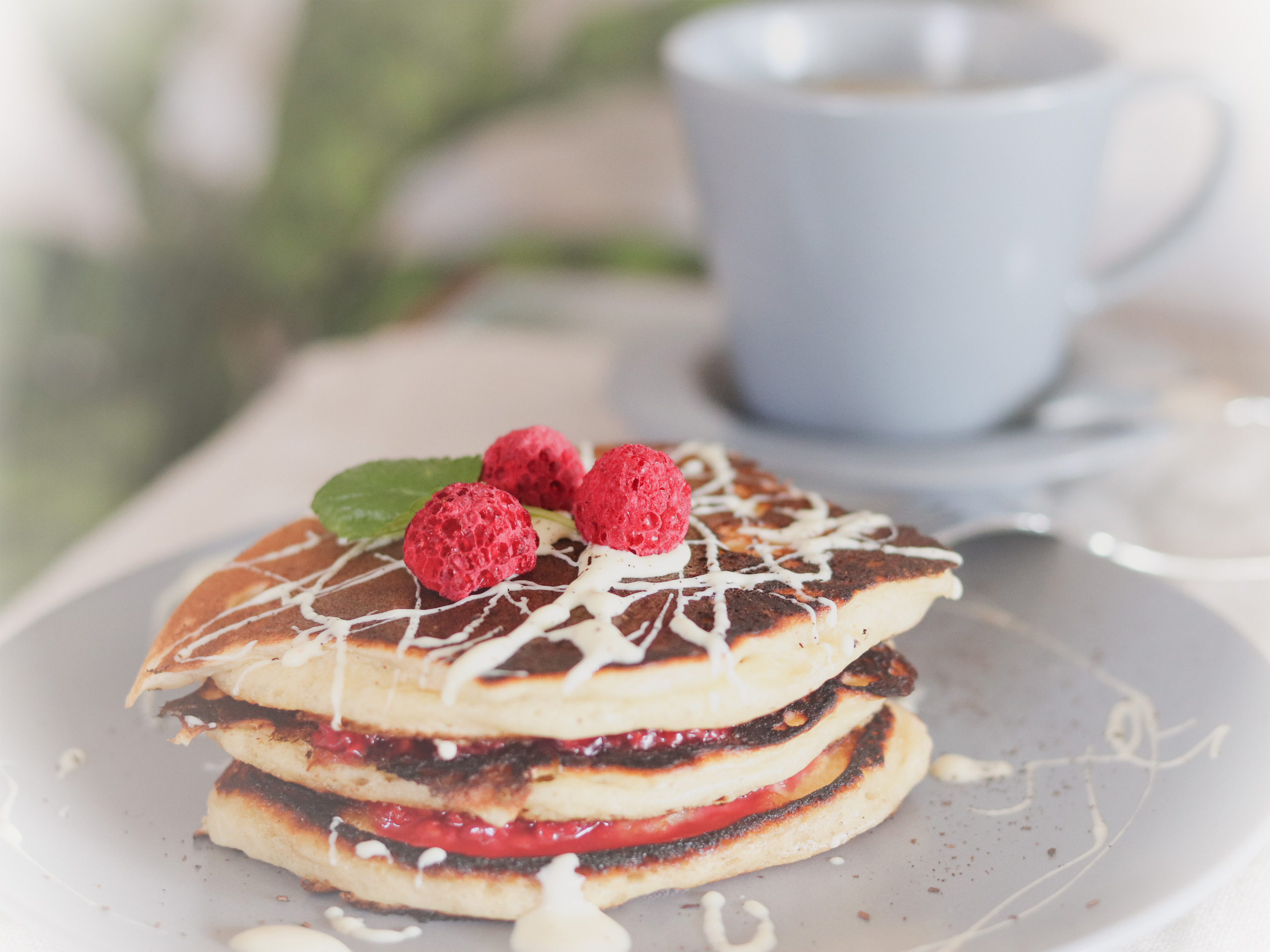 Vanille-Pancakes mit Himbeersauce