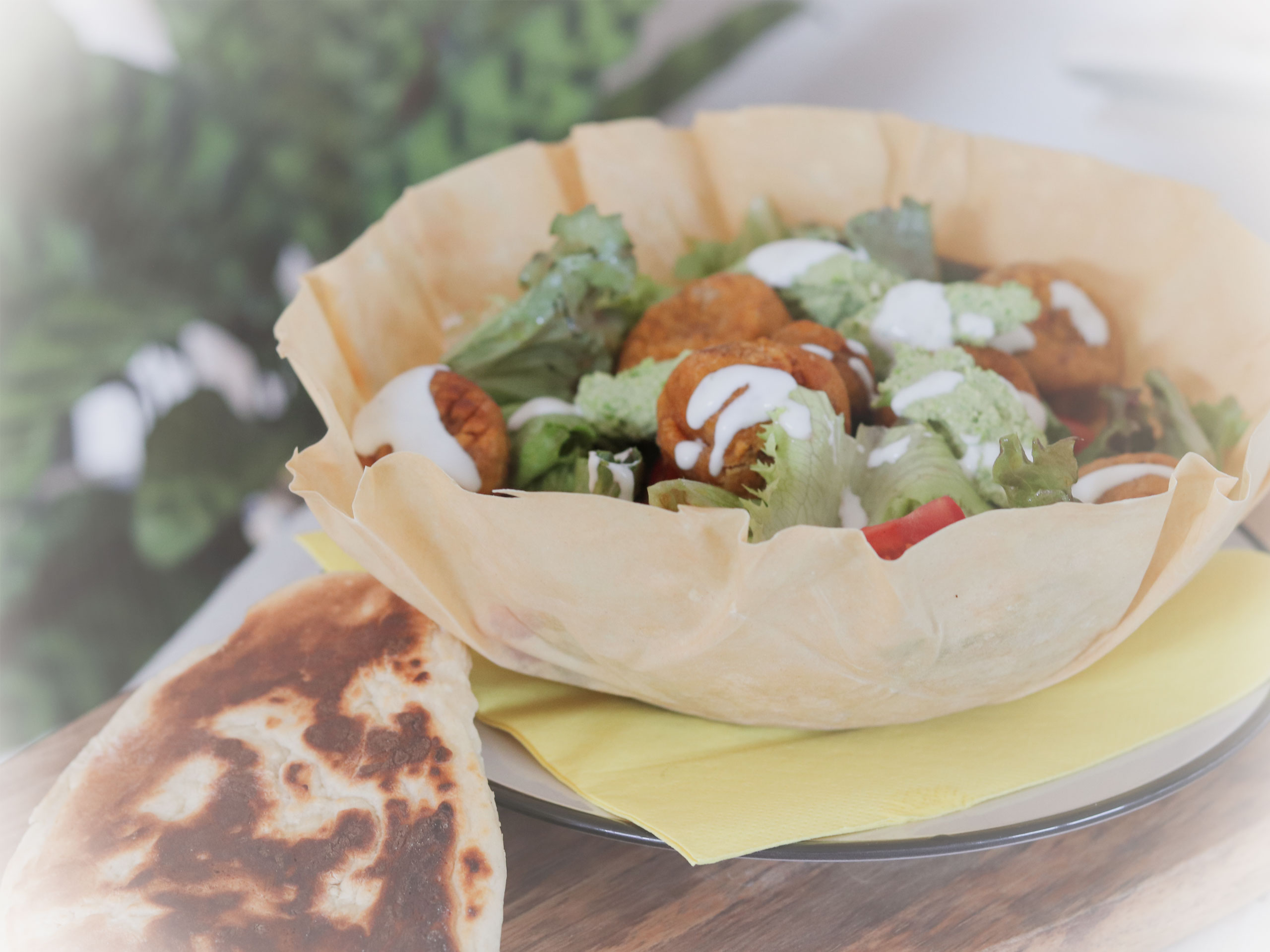 Falafel auf Salat im Körberl