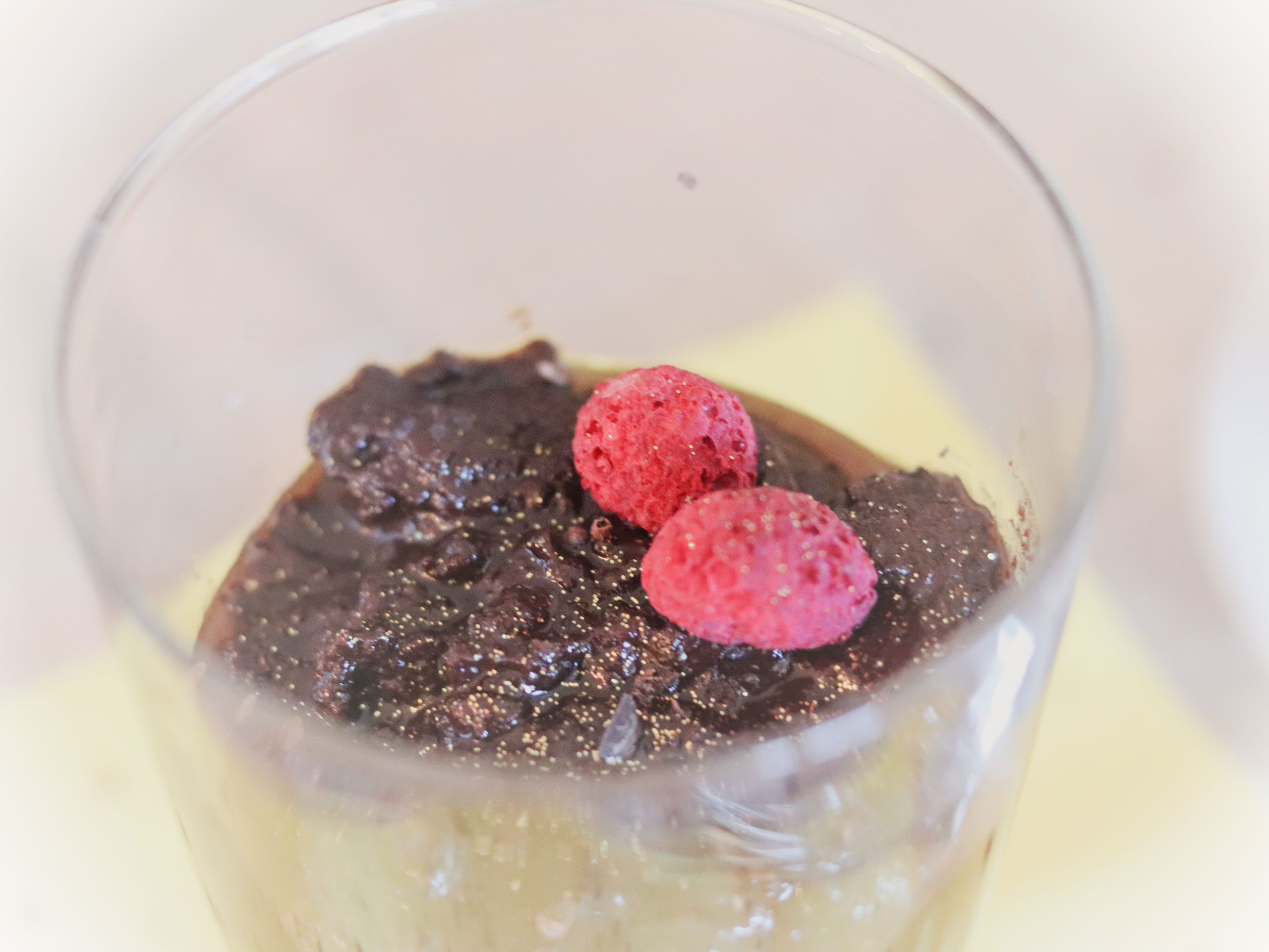 Mousse au chocolat mit Himbeeren