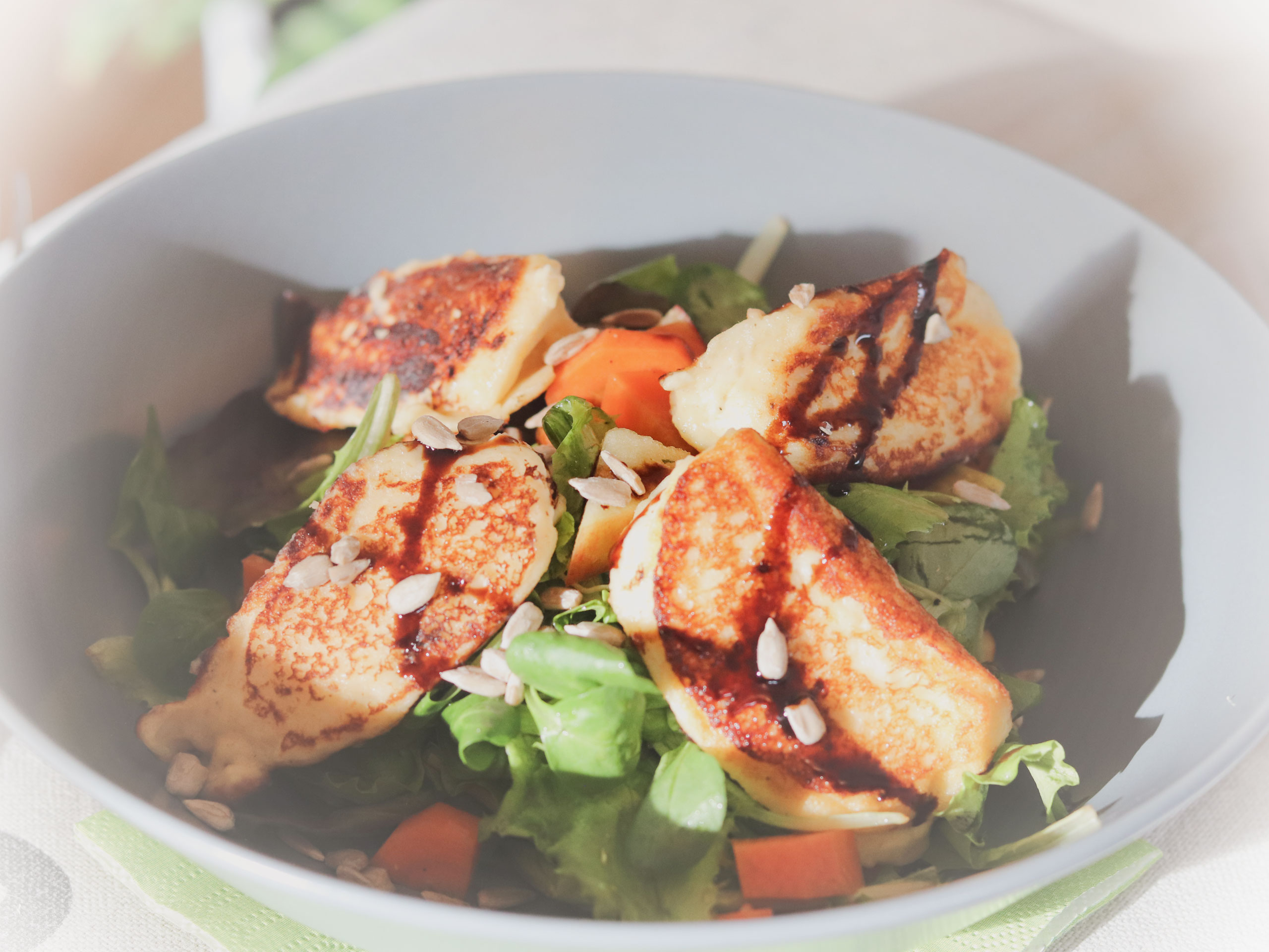 Gebratene Topfennockerl auf Salat