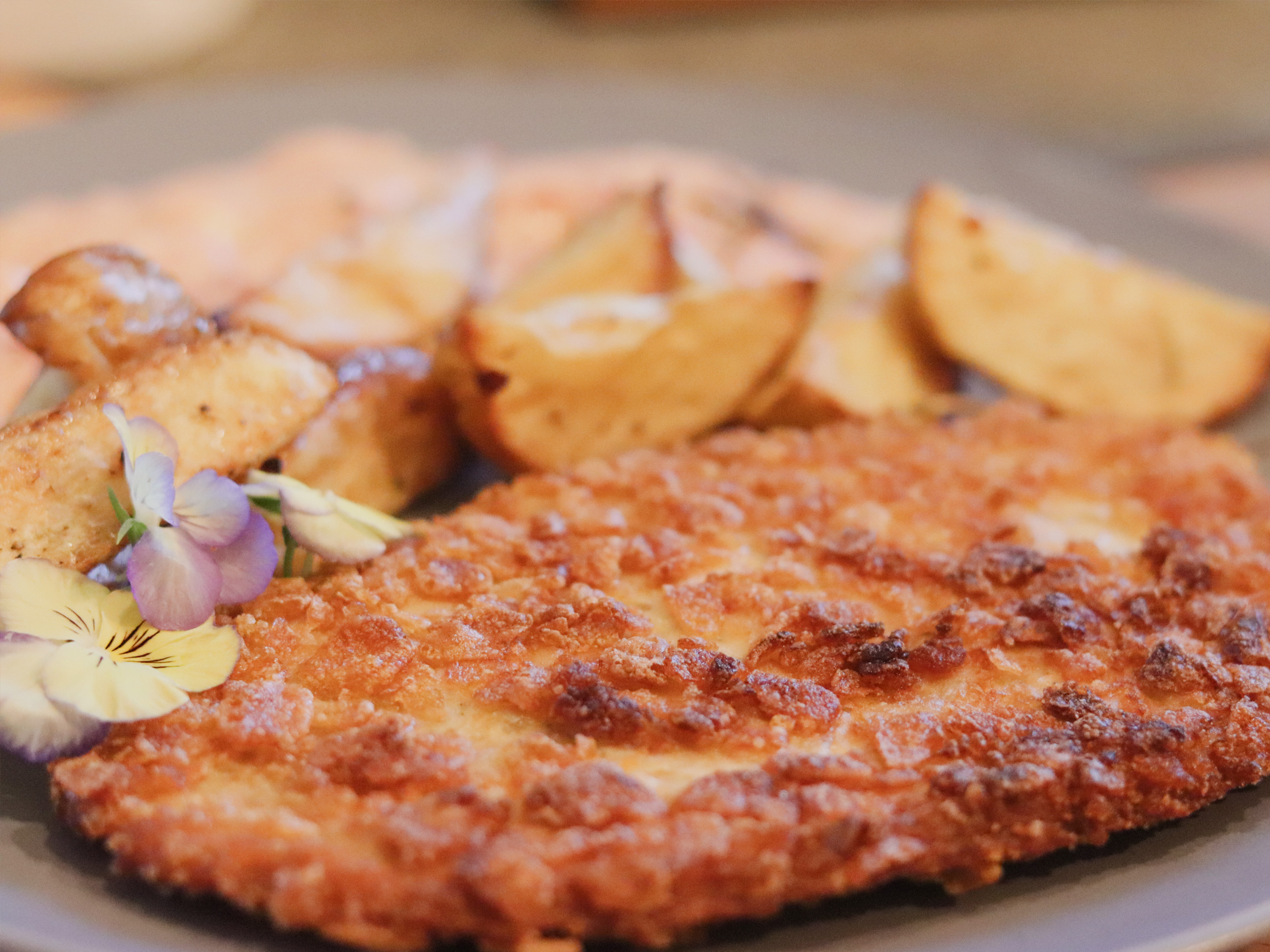 Vegetarisches Schnitzel mit Erdäpfelspalten